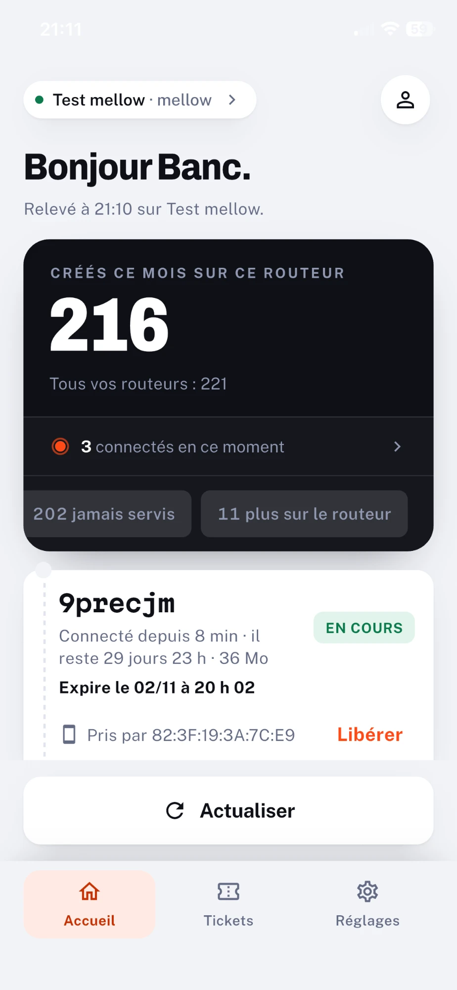 L'écran d'accueil : les tickets créés ce mois, le nombre de personnes connectées en ce moment, et un code en cours avec son bouton Libérer.