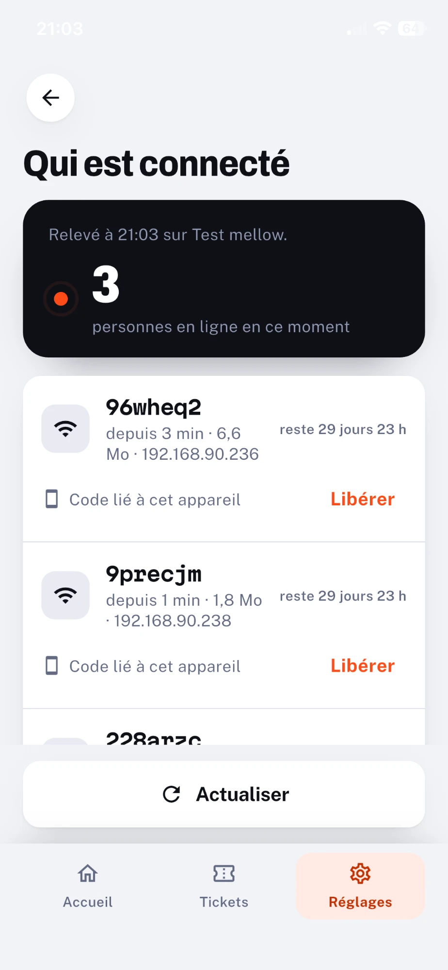 L'écran « Qui est connecté » : les personnes en ligne en direct, leur code, et le bouton Libérer pour reprendre une place.